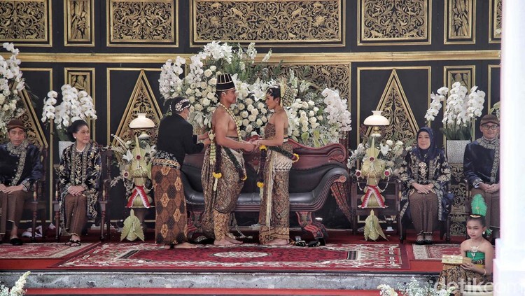 Kaesang - Erina melaksanakan rangkaian prosesi adat nguduh mantu di Loji Gandrung, Solo, Jawa Tengah, Minggu (11/12/2022). Begini momennya.