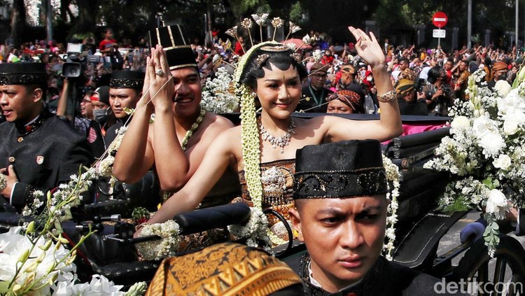 Kaesang - Erina melakukan kirab dari Loji Gandrung menuju Pura Mangkunegaran. Pengantin baru ini menjalani kirab menggunakan kereta kencana.
