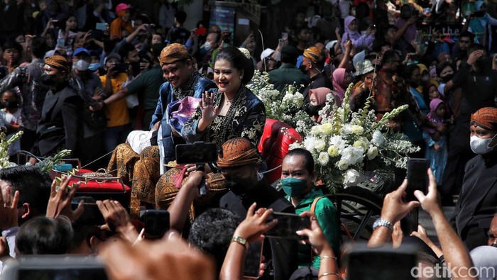 Kaesang - Erina melakukan kirab dari Loji Gandrung menuju Pura Mangkunegaran. Pengantin baru ini menjalani kirab menggunakan kereta kencana.