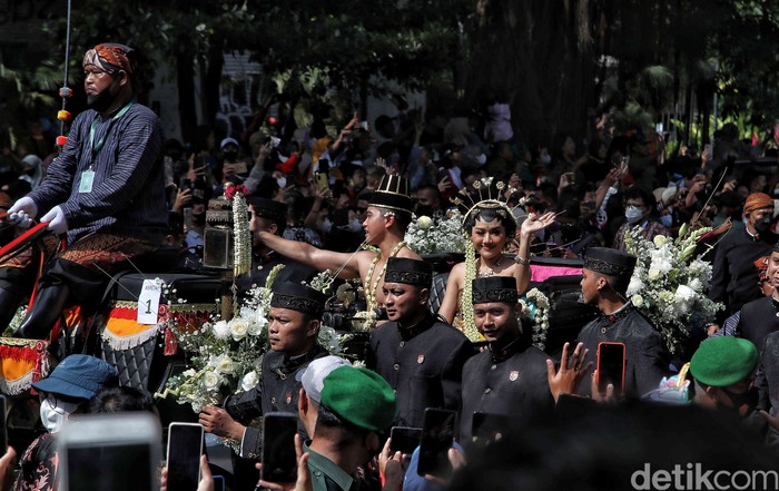 Kaesang dan Erina menyapa dan memberikan rezeki pada masyarakat yang memadati jalanan dari Loji Gandrung sampai Pura Mangkunegaran. Senyum cerah dan bahagia dipancarkan oleh keduanya./Foto: Pradita Utama