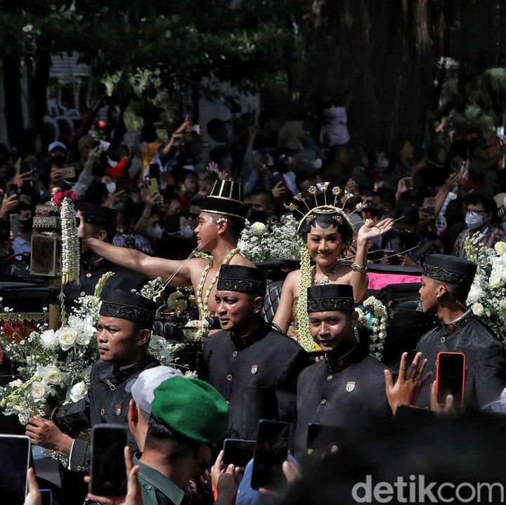 <p>Dalam acara kirab, Kaesang dan Erina melakukan perjalanan dari Loji Gandrung Solo menuju Pura Mangkunegaran menggunakan kereta kencana. Kereta ini pun ditarik oleh kuda-kuda terpilih, Bunda. (Foto: Pradita Utama)</p>