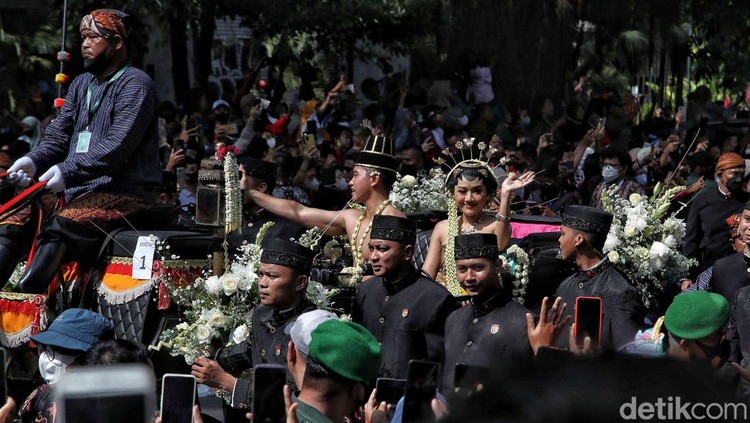 Kaesang - Erina melakukan kirab dari Loji Gandrung menuju Pura Mangkunegaran. Pengantin baru ini menjalani kirab menggunakan kereta kencana.