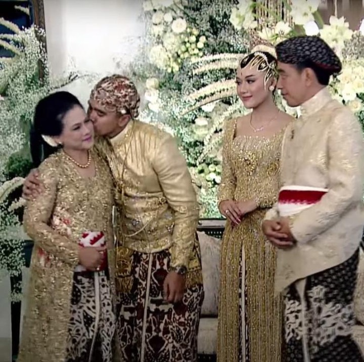<p>Setelah akad nikah dan resmi menjadi seorang suami, Kaesang terlihat mengecup pipi sang Bunda. So sweet banget, ya! (Foto: YouTube Presiden Joko Widodo)</p>