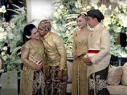 5 Momen Manis Kaesang & Ibu Iriana, Cium Pipi Ibunda Usai Akad Nikah