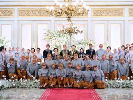 9 Potret Kirab hingga Tasyakuran Kaesang-Erina, Para Menteri Kompak Foto Bareng