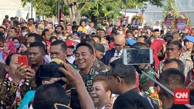Warga Rebutan Selfie dengan Andika Perkasa Jelang Kirab Kaesang-Erina