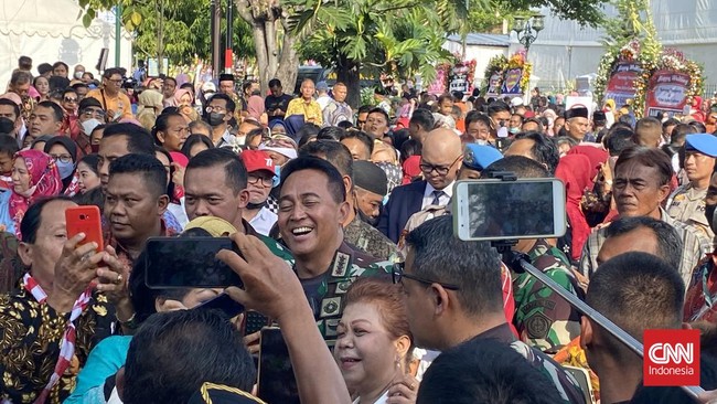 Warga di sekitar Pura Mangkunegaran, Solo, berebut swafoto dengan Panglima TNI Jenderal Andika Perkasa jelang kirab Kaesang-Erina.