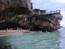 Pantai Suluban Bali: Tiket Masuk, Rute hingga Jam Buka