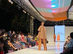 Pemkot Promosikan Tenun Ikat Kediri Lewat Event Dhoho Street Fashion