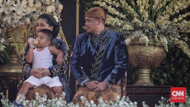 Jika Jan Ethes dan Sedah Mirah, pakai baju adat buat pernikahan om dan tantenya, Al Nahyan justru sebaliknya. Dia terlihat lebih 'freestyle' dan 'apa adanya.