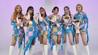 <p>Saat menghadiri acara Secret Airlines, Dita dan member SECRET NUMBER lainnya tampil menawan dengan kostum bernuansa biru dengan sentuhan pink dan kuning. Cantik banget, ya! (Foto: Instagram: @secretnumber.official)</p>