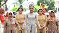 <p>Erina terlihat semakin menawan dengan kebaya putih, Bunda. Ia juga mengenakan kalung untuk mempercantik tampilannya. (Foto: Tim Media Kaesang Erina)</p>