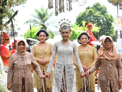7 Potret Erina Gudono Pakai Paes Ageng Yogya dan Paes Solo Putri, Ayu Tenan
