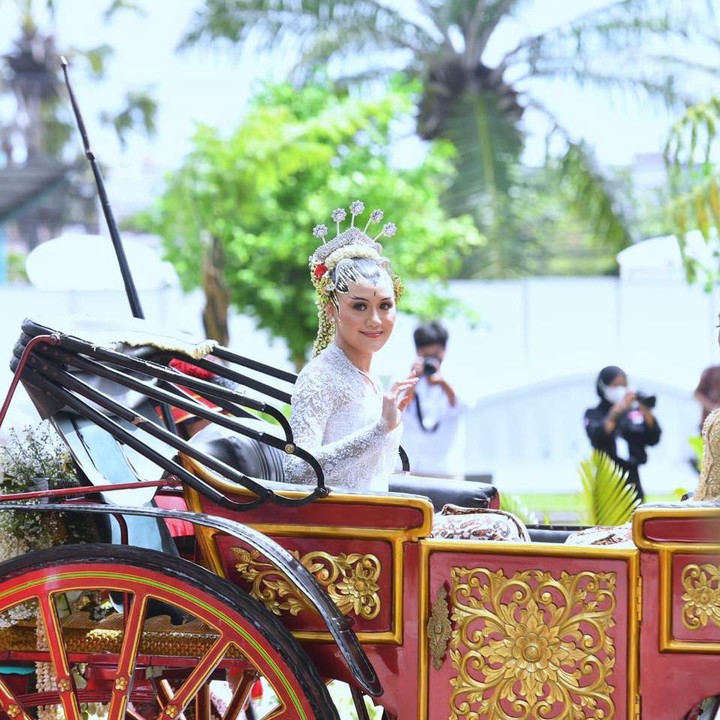 <p>Sementara itu, tim tata rias lainnya, Bennu Sorumba, mengungkap gaya <em>make-up</em> Erina adalah perpaduan dari Hollywood Glam dan Pakem Yogya Paes Ageng, Bunda. Cantik banget, ya! (Foto: Tim Media Kaesang Erina)</p>