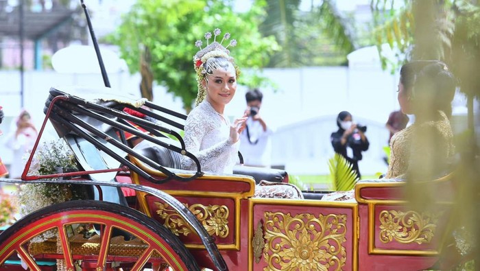 Potret Erina Gudono Pakai Paes Yogya dan Solo