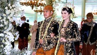 <p>Sesampainya di Pendopo Agung Mangkunegaran, Erina dan pun berganti pakaian menjadi pakaian adat Jawa warna hitam. Ia pun tetap mempertahankan Paes Solo Putri. (Foto: Tim Media Kaesang Erina)</p>
