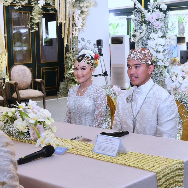 <p>Salah seorang tim tata rias pengantin Erina, Mamuk Rohmadona, mengungkap Erina sempat bingung memilih riasannya. Akhirnya ia pun memilih Paes Ageng Yogya. (Foto: Tim Media Kaesang Erina)</p>