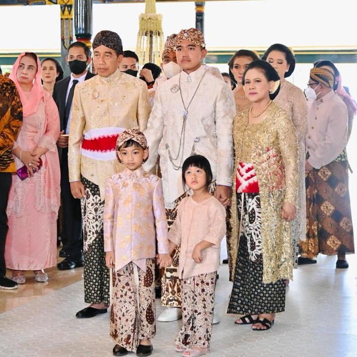 <p>Selama prosesi pernikahan sang paman, ada banyak tingkah Jan Ethes yang terekam kamera nih, Bunda. Melihat hal ini, banyak netizen yang dibuat gemas. (Foto: Tim Media Kaesang Erina)</p>