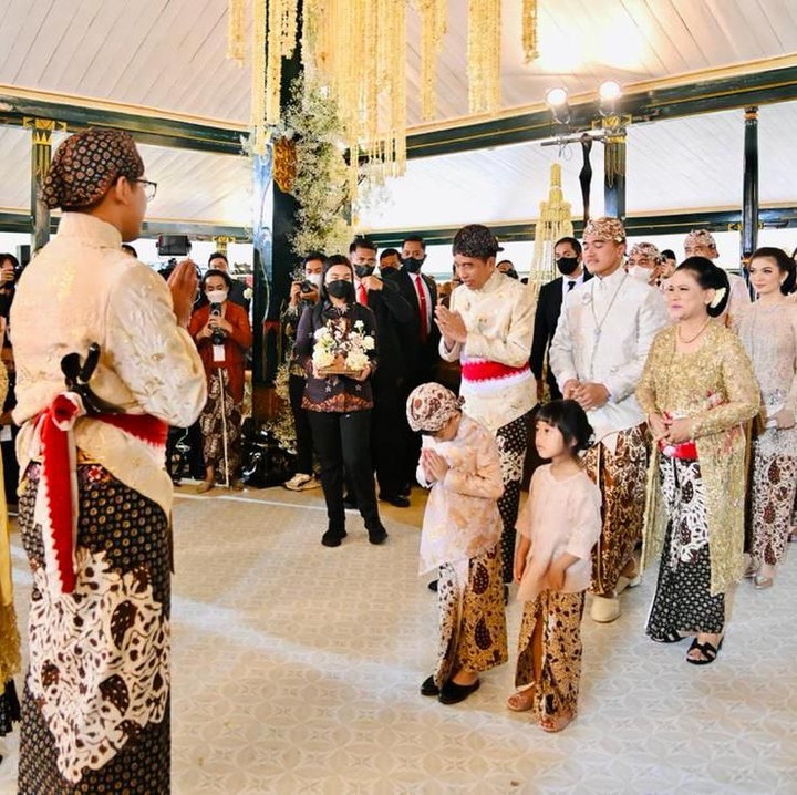 <p>Jan Ethes bersama sang sepupu, Sedah Mirah, juga terlihat memimpin rombongan Kaesang, Bunda. Ia pun selalu memberikan hormat kepada orang-orang di sekitarnya. (Foto: Tim Media Kaesang Erina)</p>