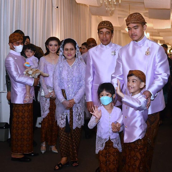 <p>Meski para wartawan memberikan banyak pertanyaan, Jan Ethes tidak mengeluh dan selalu menjawabnya, Bunda. Lucu banget, ya! (Foto: Tim Media Kaesang Erina)</p>