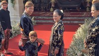 <p>Di sampingnya, terlihat sang cucu, Jan Ethes, siap siaga, Bunda. Tingkah Jan Ethes yang selalu menempel pada sang kakek ini pun membuat netizen gemas. (Foto: Tim Media Kaesang Erina)</p>