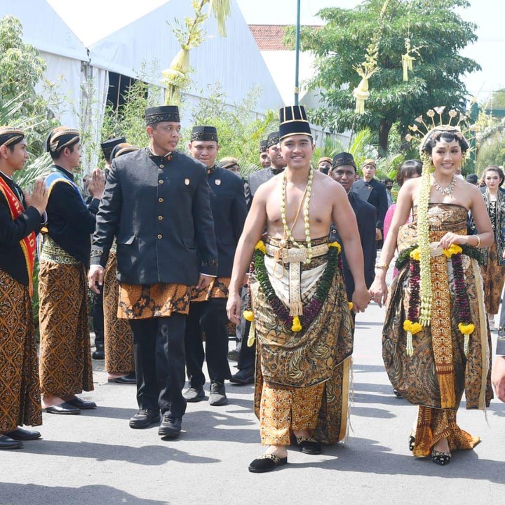 <p>Sesampainya di tempat acara, Kaesang pun berjalan dengan gagah mengenakan pakaian adat Jawa. Sebelah tangannya menggandeng sang istri mesra. (Foto: Tim Media Kaesang Erina)</p>
