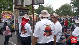Relawan Pakai Kaos 'Misi Cinta Jokowi 3' ke Nikahan Kaesang