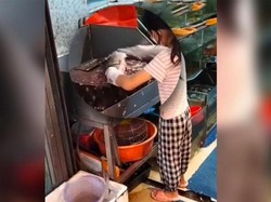 Salut! Bocah Penjual Ikan Ini Jago Bersihkan Sisik Ikan dalam Waktu Singkat