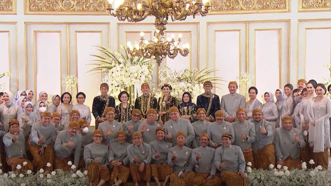 When Jokowi’s ministers took a photo together at the Kaesang-Erina wedding