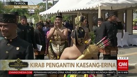VIDEO: Selesai Kirab, Kedua Mempelai Jalan ke Pura Mangkunegaraan