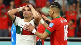 Bisa-bisanya Bek Maroko Cium Kepala Pepe di Tengah Momen Genting