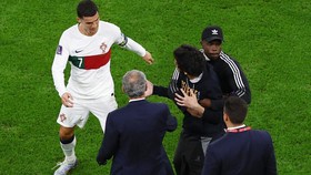 Viral Ronaldo Dorong Fans Saat Menangis Menahan Kecewa