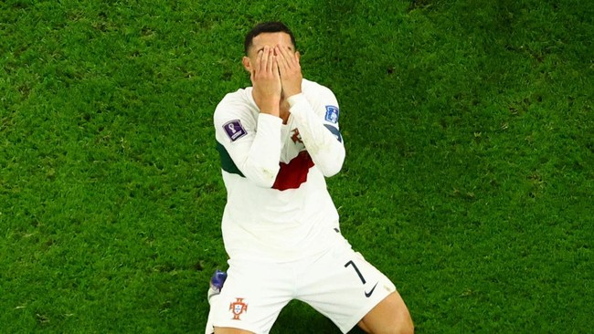 Cristiano Ronaldo tak bisa menahan kekecewaan setelah Portugal kalah dari Maroko pada babak perempat final Piala Dunia 2022.