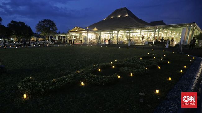 Menteri Pertahanan Prabowo Subianto hadir di Pura Mangkunegaran, Solo untuk menghadiri resepsi pernikahan Kaesang Pangarep dengan Erina Gudono.