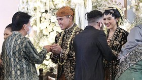 Viral Kaesang dan Erina Terhalang Rombongan 'Bestie' Iriana Kala Foto