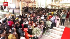 VIDEO: Ribuan Tamu Antre Salaman dengan Kaesang-Erina
