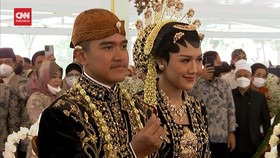 VIDEO: Momen Jokowi-Iriana Sambut Kaesang-Erina di Pura Mangkunegaran