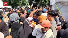 VIDEO: Ribuan Warga Berebut Makanan Gratis Resepsi Kaesang-Erina