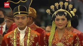 VIDEO: Momen Kaesang-Erina Naik Pelaminan Kala Tasyakuran