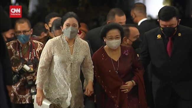 Megawati Soekarnoputri dan Puan Maharani datang ke tasyakuran pernikahan Kaesang Pangarep di Solo.