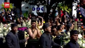VIDEO: Kala Kaesang-Erina Diarak Menuju Pura Mangkunegaran
