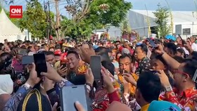 VIDEO: Andika Perkasa Diserbu Warga Selfie Jelang Kirab Kaesang-Erina