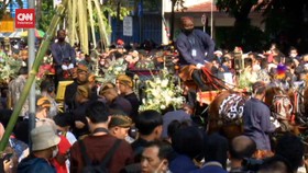 VIDEO: Momen Warga Solo Tumpah Ruah Jelang Kirab Kaesang-Erina