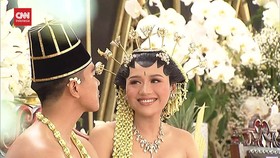 VIDEO: Momen Senyum Mesra Erina dan Kaesang di Acara Ngundhuh Mantu