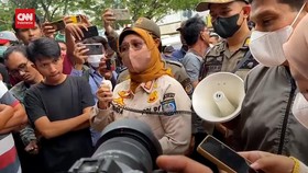 VIDEO: Debat Satpol PP-Orang Tua Murid Saat Ingin Musnahkan SD Pocin 1