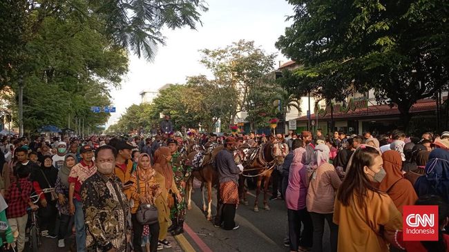 Rangkaian pernikahan Kaesang Pangarep dan Erina Sofia Gudono tiba di prosesi puncak di Solo pada hari ini, Minggu (11/12).