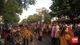 Tumpah Ruah Warga Solo Nantikan Kirab Pernikahan Kaesang-Erina