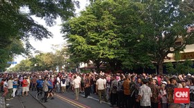 Antre Makanan Gratis di Kirab Kaesang Erina, Warga Solo Mulai Berjubel