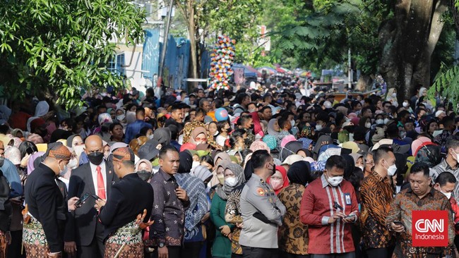 Ribuan orang memadati Car Free Day di Jalan Slamet Riyadi, Solo, Minggu (11/12), untuk menyaksikan kirab Kaesang-Erina.