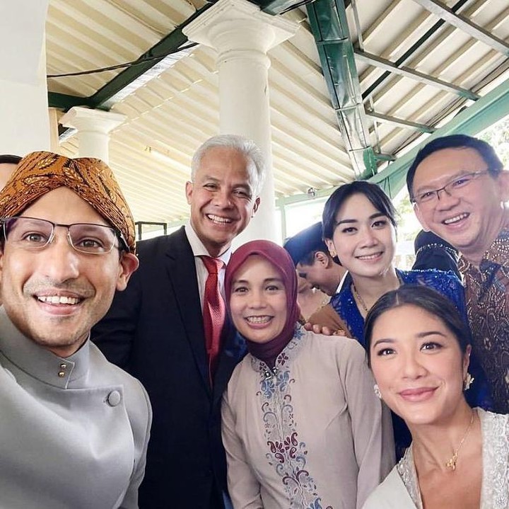 <p>Mereka juga bertemu dengan Gubernur Jawa Tengah Ganjar Pranowo dan istrinya, Siti Atiqoh Supriyanti. Puput serta Ahok tak lupa memberikan ucapan selamat dan doa kepada pengantin. <em>"Semoga bahagia selalu, langgeng dan segera di titipkan anak-anak yg berguna bagi nusa dan bangsa serta bermanfaat bagi banyak orang. Tuhan Memberkati dan Melindungi. Amin,"</em> tulisnya. (Foto: Instagram @btpnd)</p>